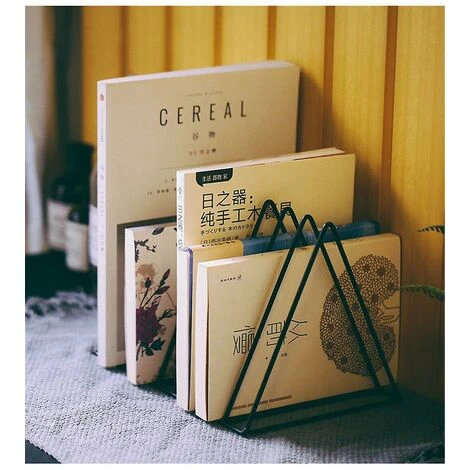 Porte-revues En Acier En Forme De Triangle Noir 5 Porte-revues En Acier En Forme De Triangle Noir – Image 3